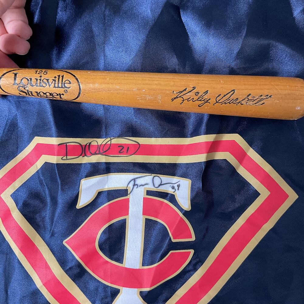Vintage Minnesota Twins Souvenir Bat and Autographed Blue Hero Cape - Picture 8 of 8